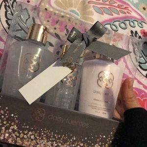 Daisy Fuentes Bath Kit